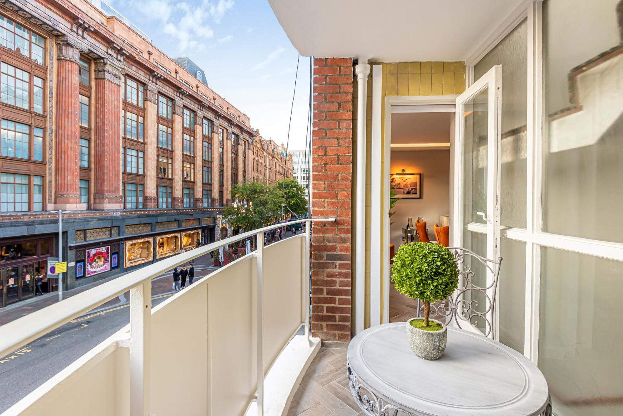 Luxury Living In Knightsbridge Private Balcony View Of Harrods, 2Br2Ba With Ac London Exterior photo